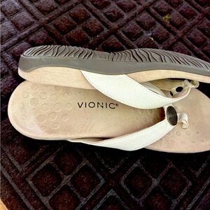 Vionic Women's Cream and Brown Sandals